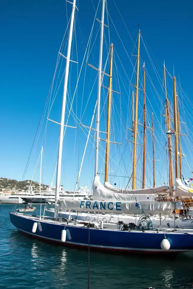 Yacht moderne en navigation côtière