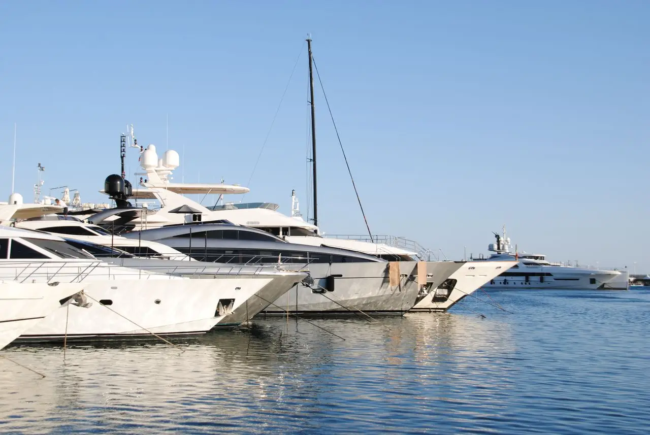 Poste de navigation d’un yacht avec instruments visibles