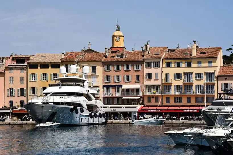 Contrôle technique dans un compartiment de yacht