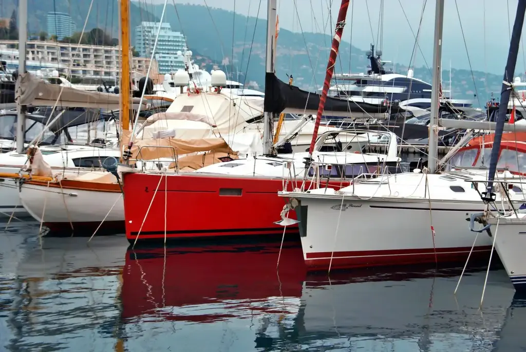 Équipage vérifiant calmement le pont et les équipements d’un yacht
