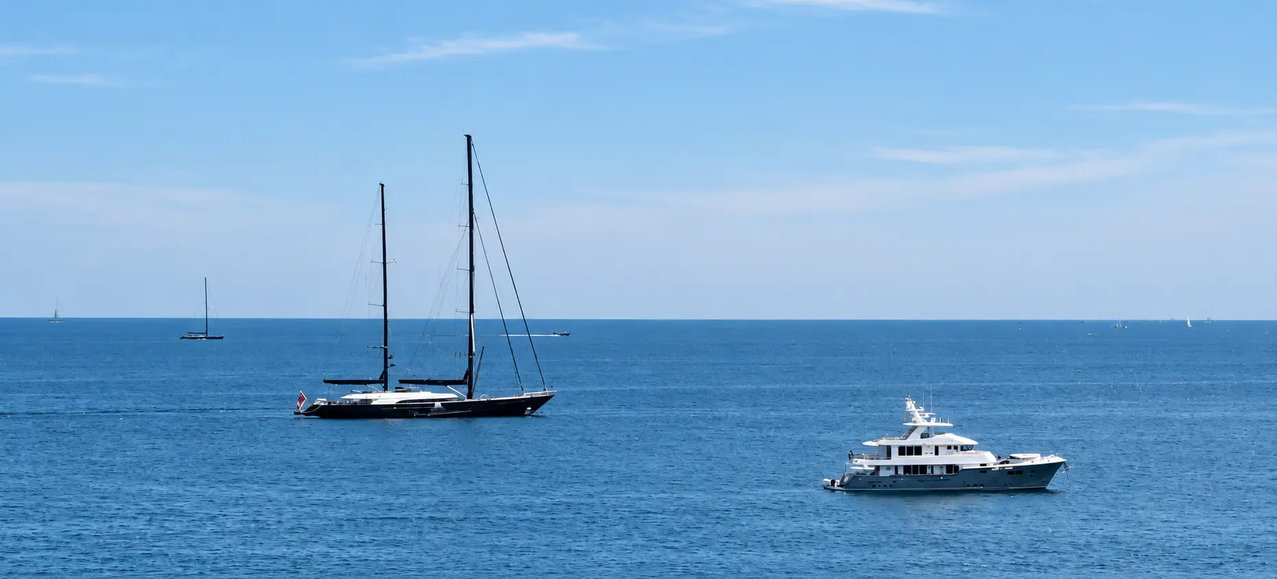Yacht au mouillage dans une lumière douce de fin de journée